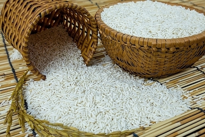 Đầu tuần, giá gạo nguyên liệu giảm mạnh 300 đồng
