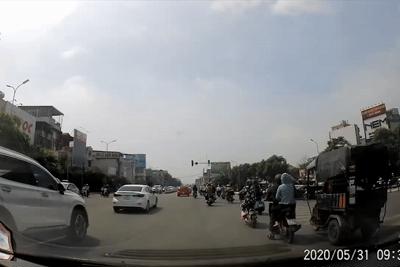 [Video] Xe ba bánh vượt ẩu, gây tai nạn rồi bỏ chạy ở Hà Nội