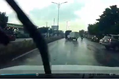 [Video] Xe tải xoay tròn khi phanh gấp dưới đường mưa trơn