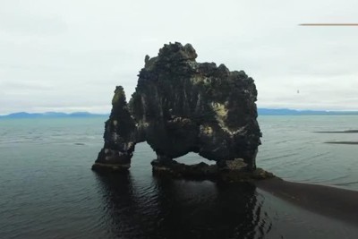 [Video] Khối đá hình khủng long cao 15 m ngoài khơi Iceland