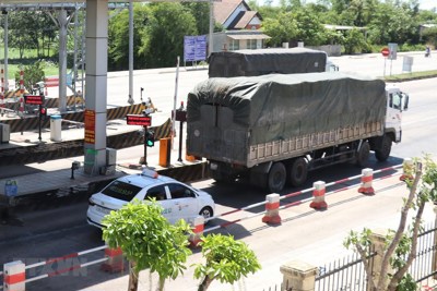 [Video] Hàng trăm xe ôtô bám đuôi container vượt trạm BOT Quảng Trị