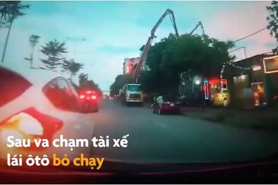 [Video] Ôtô lùi vào xe khác gây hư hỏng rồi bỏ chạy
