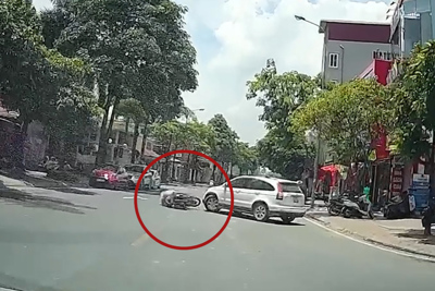 [Video] Nam thanh niên bị ngã khi ôtô quay đầu