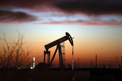 Lượng tồn kho tăng mạnh, giá dầu “bốc hơi” 4%