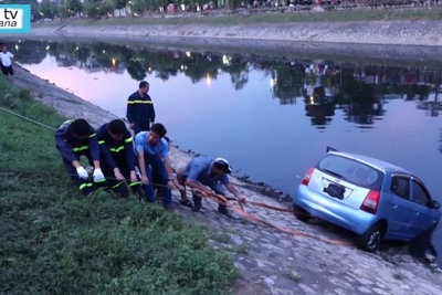 [Video] Quên phanh tay, xe ôtô 4 chỗ "phi thẳng" xuống sông Tô Lịch