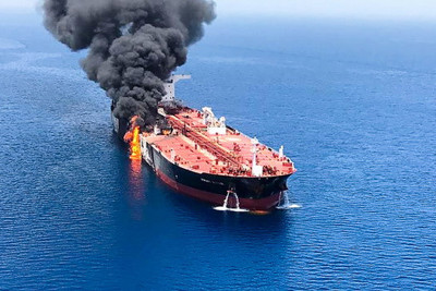 Giá dầu tăng mạnh sau vụ tấn công tàu chở dầu tại eo Hormuz