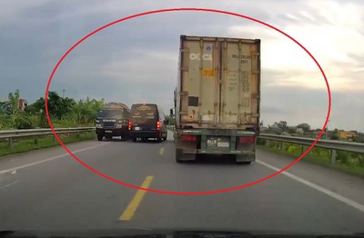 [Video] Xe container phanh cháy lốp tránh xe limousine vượt ẩu