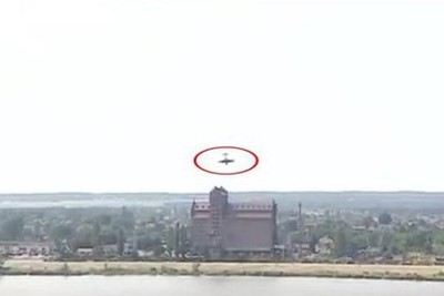 [Video] Khoảnh khắc máy bay lao xuống sông trong lúc nhào lộn trên không