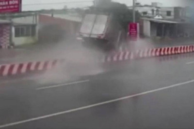 [Video] Xe tải mất lái tông đổ cột đèn trên dải phân cách giữa đường