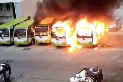 [Video] Xe điện Trung Quốc đang đỗ bất ngờ phát nổ, bốc cháy dữ dội 