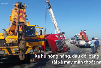 [Video] Xe container bị lật giữa đường, tài xe may mắn thoát nạn