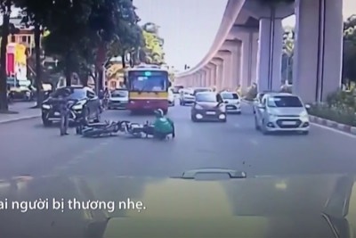 [Video] Né chốt 141, nam thanh niên chạy ngược chiều gây tai nạn ở Hà Nội
