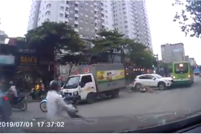[Video] Mất kiểm soát khi đi ra từ trong ngõ, ôtô gây tai nạn giao thông