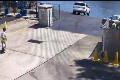  [Video] Tài xế đạp nhầm chân ga khiến xế sang Mercedes lao xuống sông 