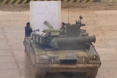 [Video] Độc & lạ: Lính Nga dùng nòng pháo xe tăng T-80 để bổ dưa, vẽ tranh 