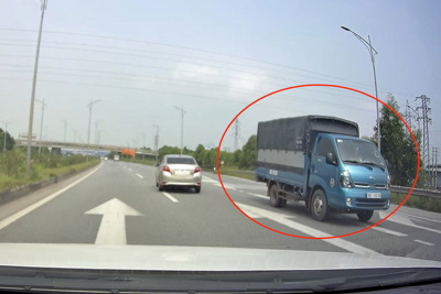 [Video] Xe tải chạy ngược chiều trên cao tốc Hà Nội – Bắc Giang 
