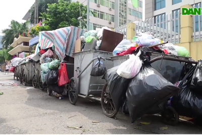 [Video] Rác thải lại ùn ứ khắp nội thành Hà Nội