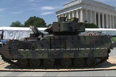 [Video] Lính Mỹ lót đường cho Thiết giáp M2 Bradley tới Thủ đô dự duyệt binh quốc khánh