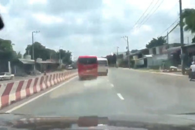 [Video] Hai tài xế xe khách "đi láo", lạng lách, rượt đuổi nhau bị tước bằng lái