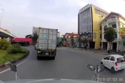 [Video] Liều mạng vào cua nhanh, chiếc container lật ngang tại Hải Phòng 