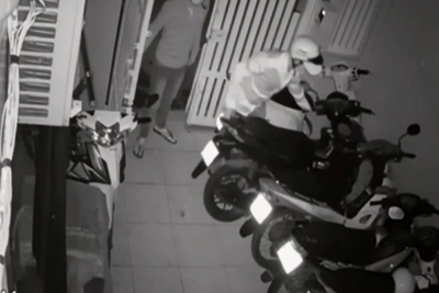 [Video] Nóng: Băng nhóm ở Sài Gòn trộm 4 xe tay ga trong chưa đầy 4 phút