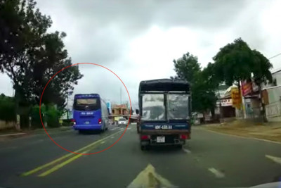 [Video] Xe khách vượt ẩu suýt gây tai nạn với ô tô con ở Lâm Đồng