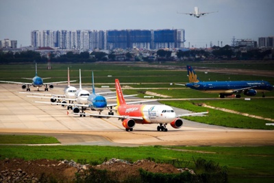 [Video] Máy bay xếp hàng chờ cất cánh tại Tân Sơn Nhất do sửa đường băng