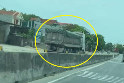 [Video] Xe tải cỡ lớn đi ngược chiều, đối đầu với xe container 