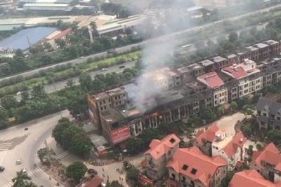 [Video] Hỏa hoạn thiêu rụi 6 nhà liền kề ở Hà Nội