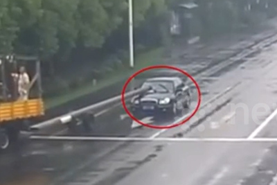 [Video] Tài xế thiếu quan sát bị cột điện đâm thủng ô tô
