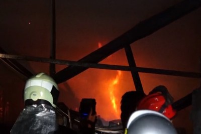 [Video] Xưởng sản xuất nhựa bốc cháy dữ dội ở Hà Nội