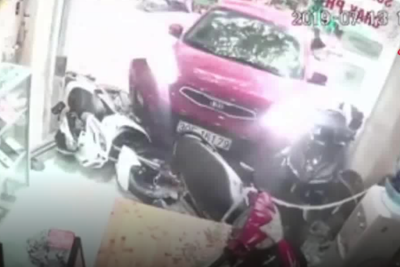 [Video] Ôtô bất ngờ tăng tốc, lao thẳng vào cửa hàng điện thoại