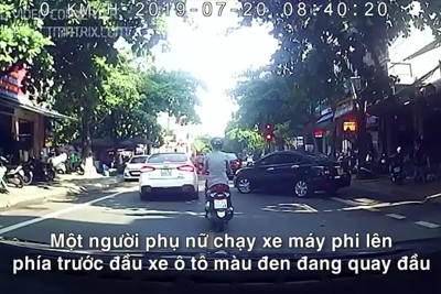 [Video] Nữ "ninja" đạp đầu ô tô, tài xế bung cửa bỏ xe giữa đường đuổi theo