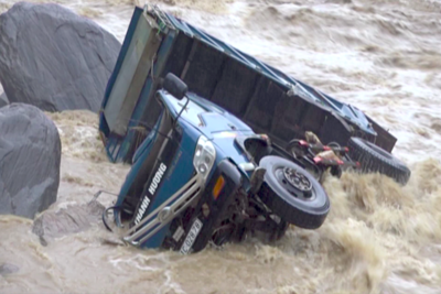[Video] Lũ cuốn trôi ôtô ở Yên Bái sau mưa lớn