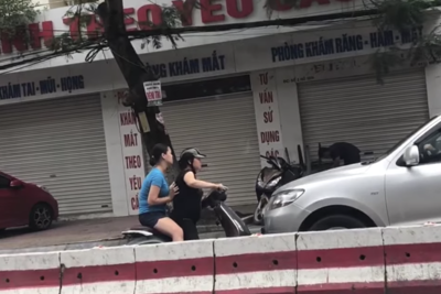 [Video] Choáng: Hai phụ nữ đi xe máy ngược chiều chặn đầu chửi mắng ô tô kiểu "bố đời"