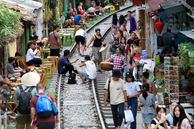  [Video] Lạ: "Xóm đường tàu" ở Hà Nội hấp dẫn du khách
