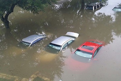 [Infographics] Những việc cần làm khi xe bị ngập nước
