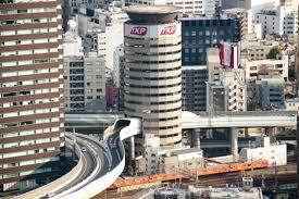 [Video] Đường cao tốc chạy xuyên qua tòa nhà ở Nhật Bản