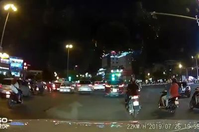 [Video] Đang lưu thông, xe ô tô suýt tông phải cụ ông... từ dưới đất chui lên