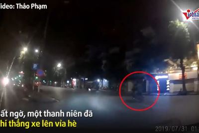 [Video] Đua xe gây tai nạn trên hồ Hoàn Kiếm, quái xế vứt xe tẩu thoát