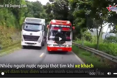 [Video] Xe khách chạy kiểu tự sát, suýt gây tai nạn nghiêm trọng