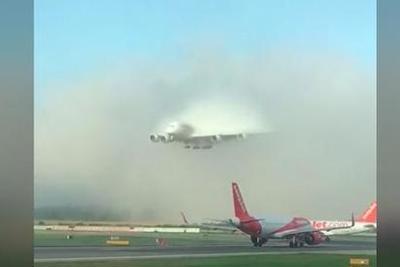 [Video] Máy bay khổng lồ đột ngột xuất hiện giữa sân bay