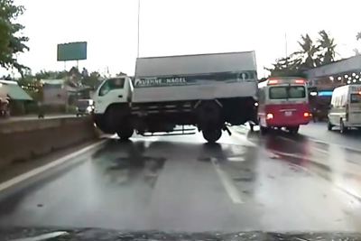 [Video] Hú hồn trước một pha diễn xiếc thăng bằng của xe tải trên đường trơn