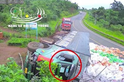 [Video] Xe tải mất lái khi xuống dốc, tông bay dải taluy, xe tải lật nghiêng