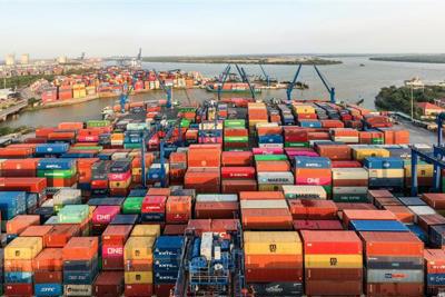Bộ Tài chính phối hợp xử lý khó khăn để giải phóng hàng tại cảng Cát Lái