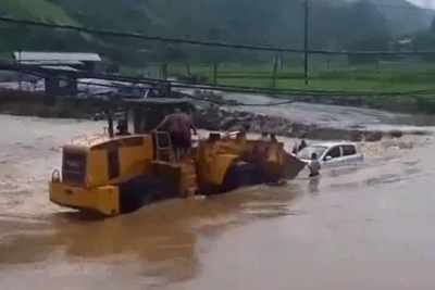 [Video] Ôtô bị cuốn trôi khi đi qua đập nước lũ