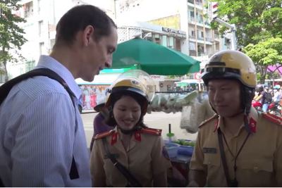 [Video] TP. Hồ Chí Minh: Cảnh sát nhắc nhở người nước ngoài về luật giao thông