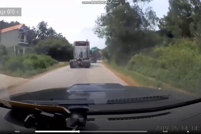 [Video] Xe đầu kéo cố vượt ẩu, 3 người đi xe máy thoát nạn trong gang tấc