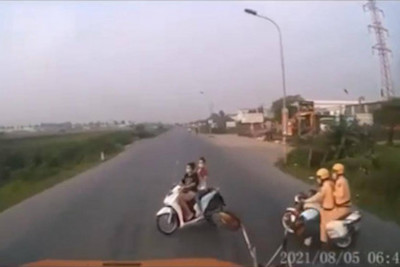 [Video] Né Cảnh sát giao thông, 2 cô gái đi xe SH bất ngờ tạt đầu xe container trên quốc lộ