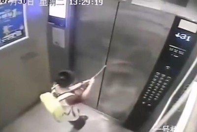  [Video] Bé trai 8 tuổi bị mắc kẹt vì dùng ô ngăn cửa thang máy